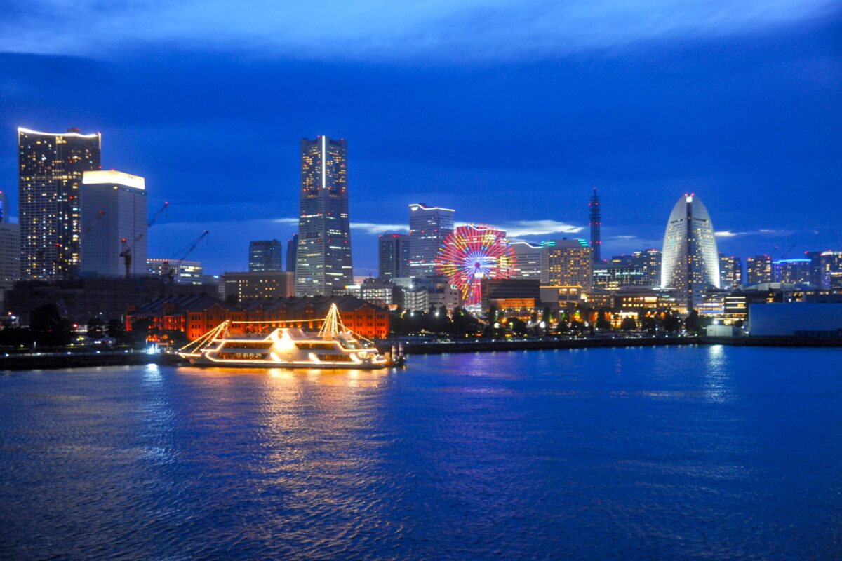 横浜港大さん橋国際客船ターミナルから見る夜景